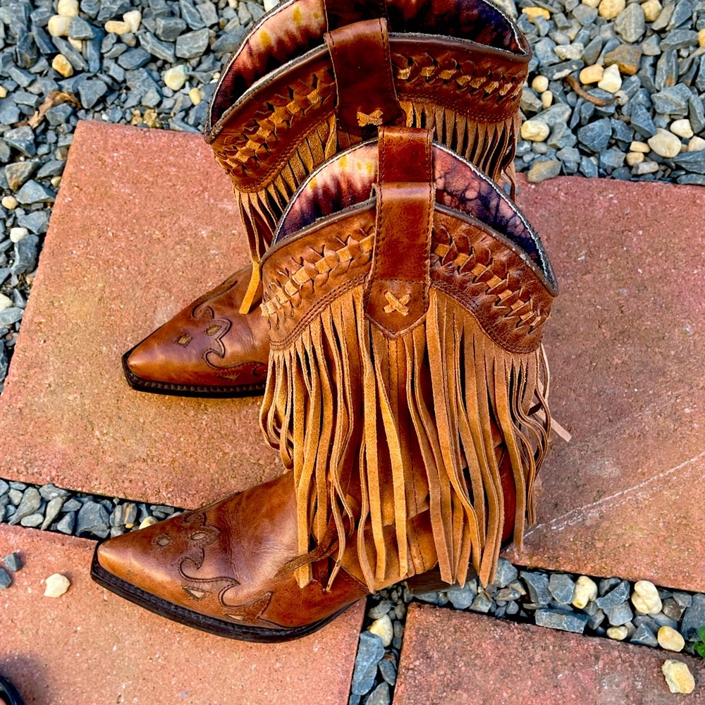 Worn a few times size 7.5 Dingo fringe boots